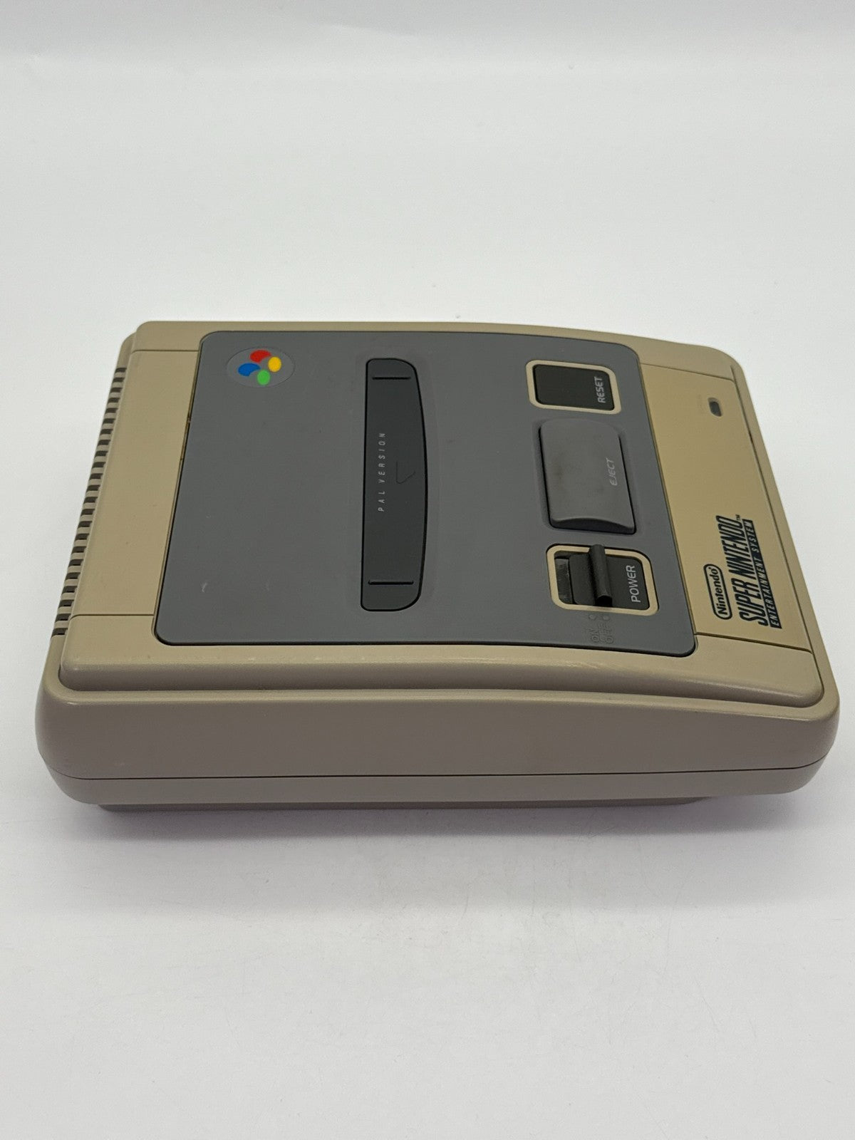 Console Nintendo SNES incluant 1 manette, bon état, jaunie