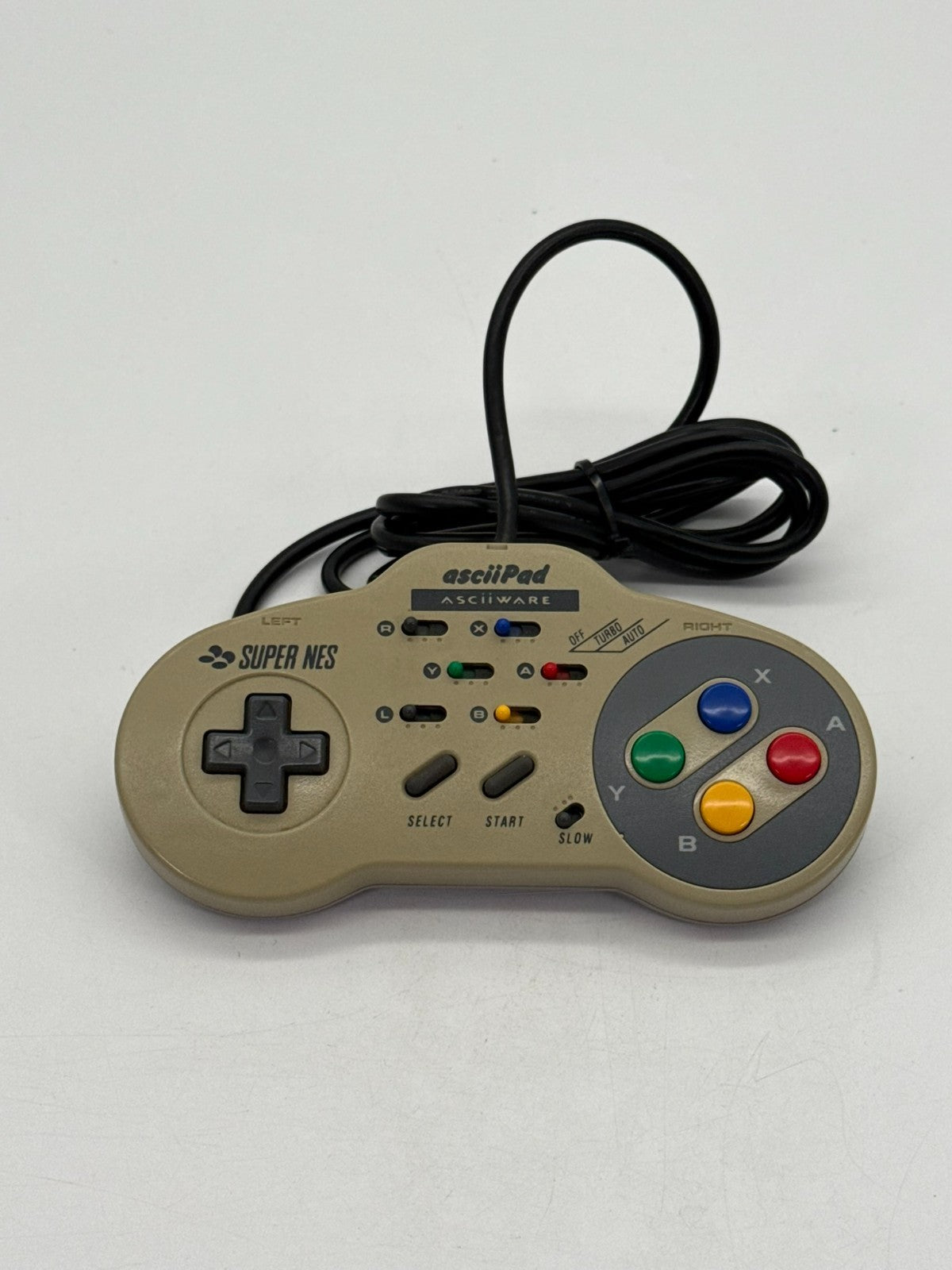 Console Nintendo SNES incluant 1 manette, bon état, jaunie