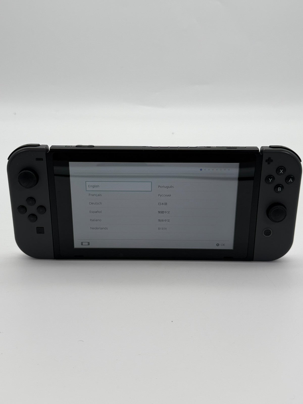 Nintendo Switch V2 Konsole Grau guter Zustand mit Originalverpackung hintere Halterung fehlt