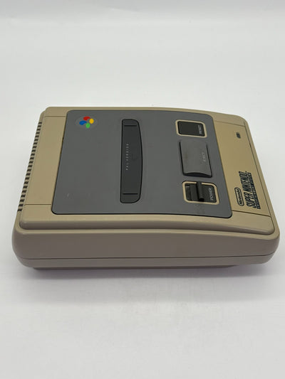 Console Nintendo SNES incluant 1 manette, bon état, jaunie