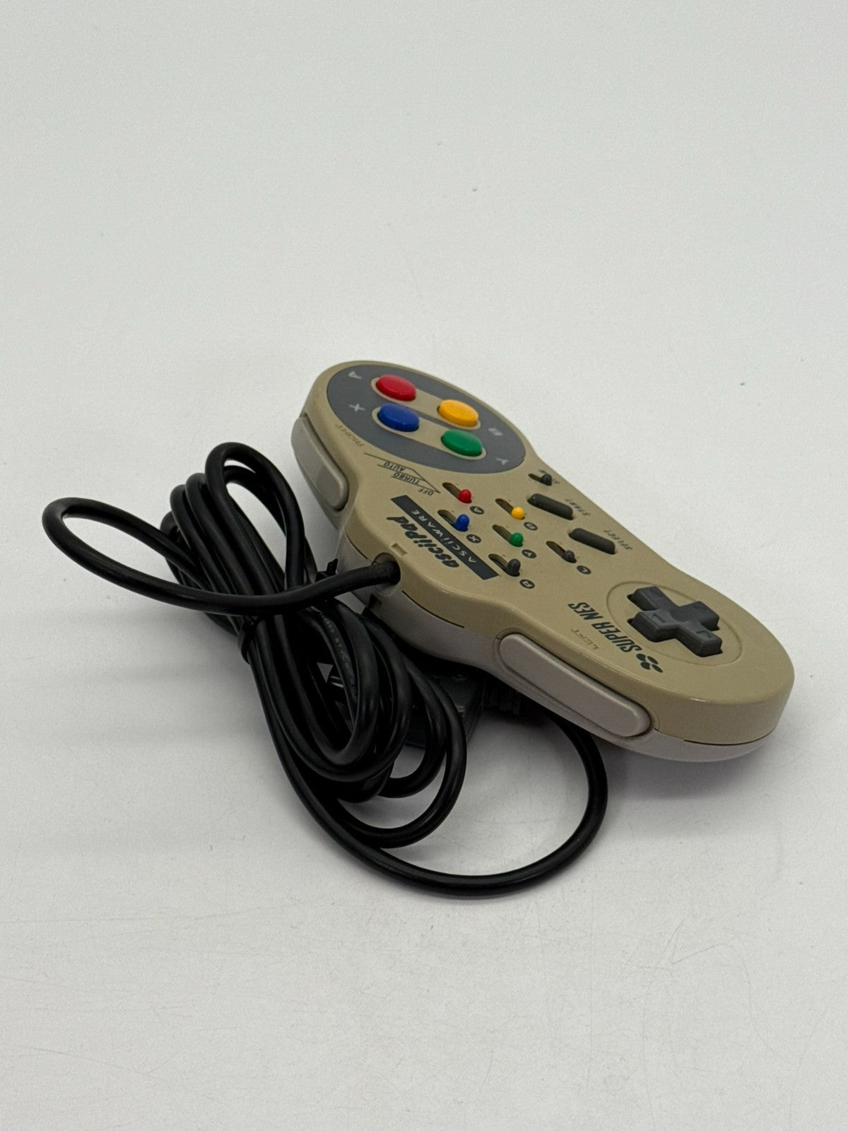 Console Nintendo SNES incluant 1 manette, bon état, jaunie