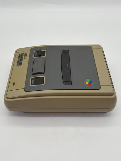 Console Nintendo SNES incluant 1 manette, bon état, jaunie